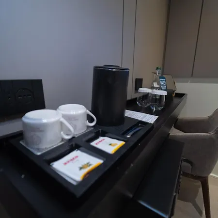 Hotel Central Inn Tirana מלון 4*