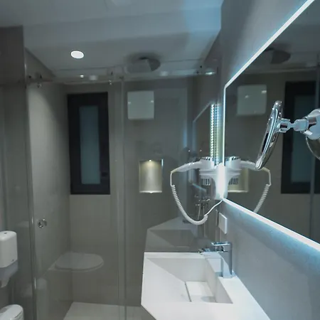 מלון Hotel Central Inn Tirana 4*