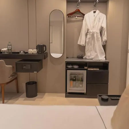 Hotel Central Inn Tirana מלון 4*