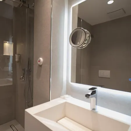 Hotel Central Inn Tirana מלון