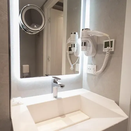 Hotel Central Inn Tirana מלון