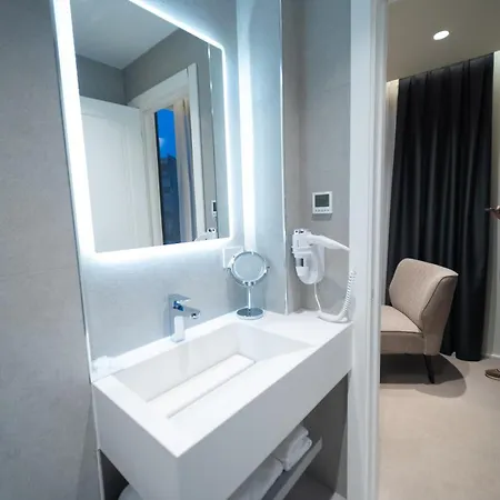 מלון Hotel Central Inn Tirana 4*